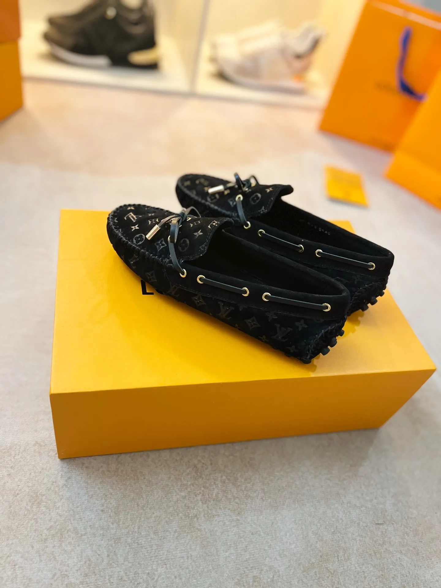 p460💰Couple model❤️🇫🇷 𝙇𝙤𝙪𝙞𝙨 𝙑𝙪𝙞𝙩𝙩𝙤𝙣 🇫🇷Louis Vuitton 2023 Classic𝓛𝓿 𝓣𝓻𝓪𝓲𝓷𝓮𝓻 Sports Series ➪➪➪¯ [Arizona Doudou Shoes Series] ▪️▪️▪️Arizona slip-on shoes are made of Monogram Eclipse canvas. Its hand-painted and dyed edges and hand-sewn uppers fully demonstrate Louis Vuitton's traditional shoemaking craftsmanship. This slip-on shoe is very lightweight. The integrated tongue and upper make it particularly comfortable and flexible. The soft outsole is equipped with rubber padding. Decorated with matching sash. Detailed features: ☑️Monogram Eclipse canvas ☑️Black Eclipse pattern ☑️Hand-painted shoe edges ☑️Hand-sewn uppers (each pair takes time to process) ☑️Integrated tongue and upper construction ☑️Outsole equipped with rubber lining ☑️size: 35_46